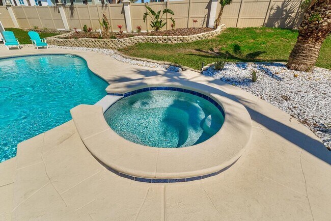 Building Photo - 200 Islamarada Ct