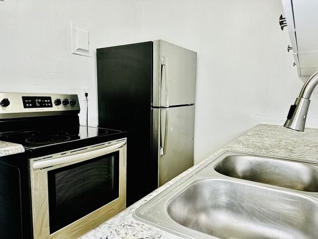 Building Photo - Renovated Art Deco Beauty!