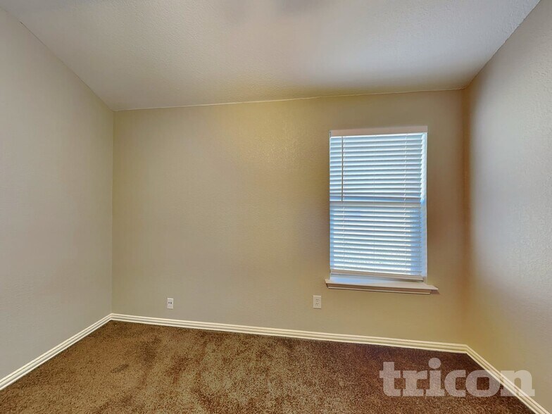 Building Photo - 1810 Millbrook Dr