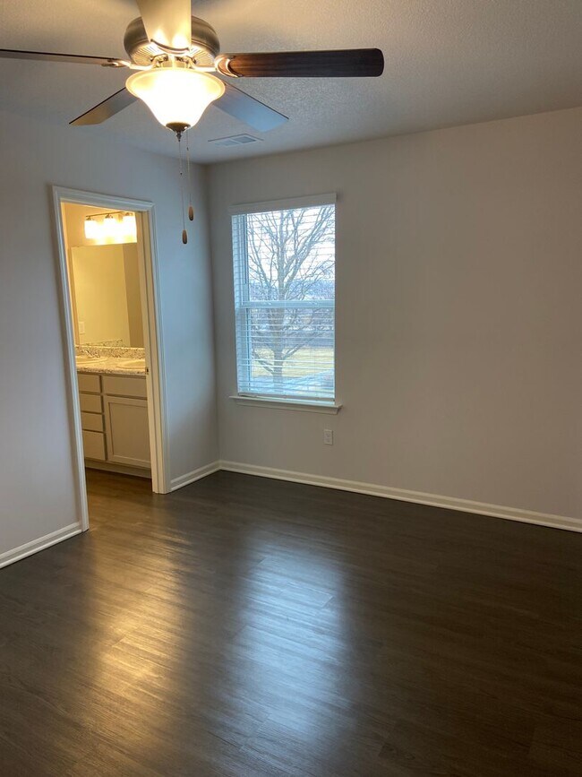 Building Photo - NOW PRELEASING! Charming Three-Bedroom, Two-and-a-Half-Bath Home in Spring Hill