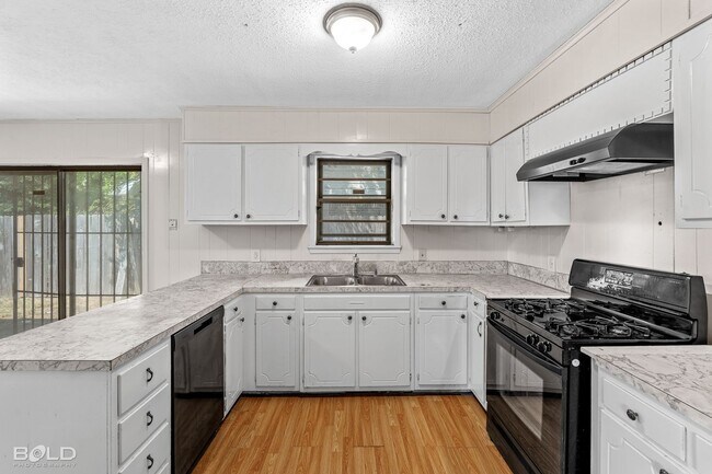 Building Photo - Check Out this 3 Bed 1.5 in Shreveport!