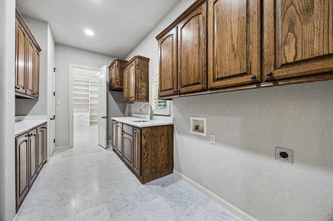 Building Photo - 2101 Miracle Point Dr