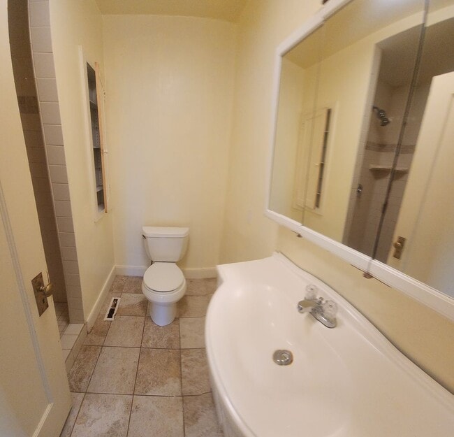 Building Photo - 7 Bedroom 3 bath home close to POLY!!!!