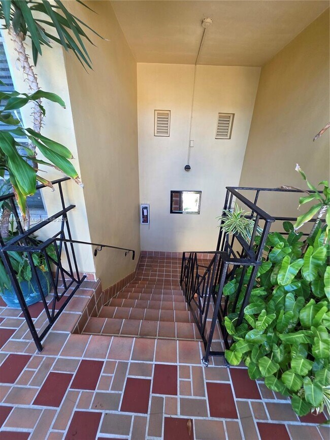 Building Photo - 8024 Harding Ave