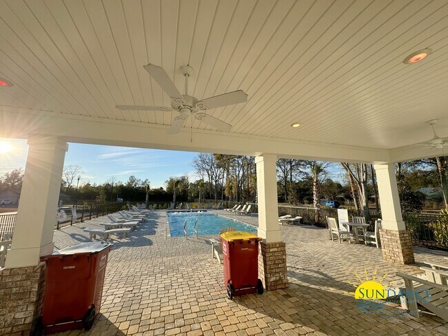 Building Photo - Modern 3 Bedroom Home with Community pool!