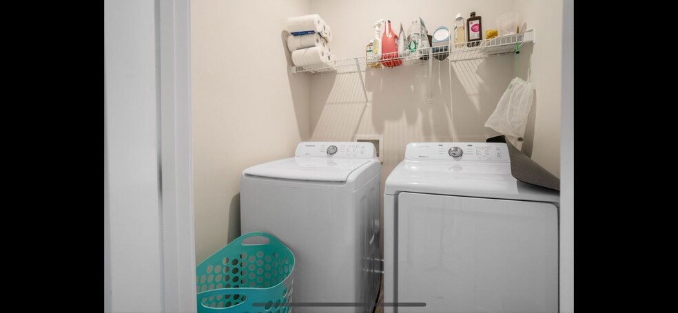 Washer and dryer - 4424 Carteret St