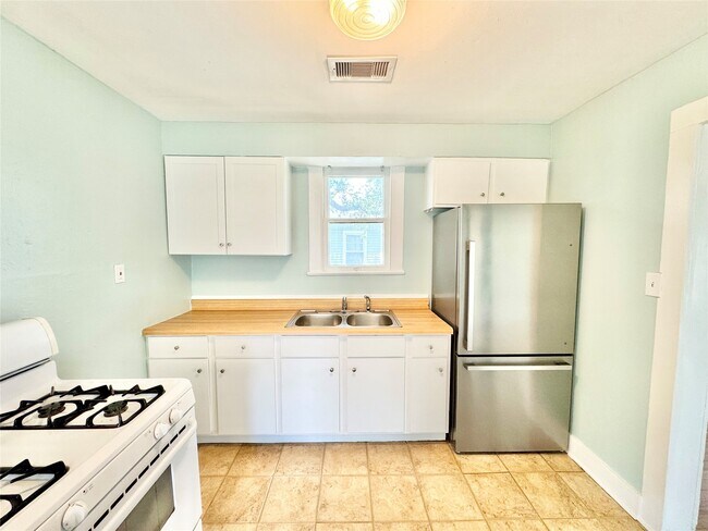 Building Photo - 1505 Avenue L