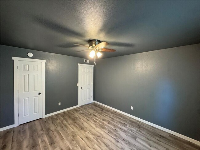 Building Photo - 70 N Hunter St