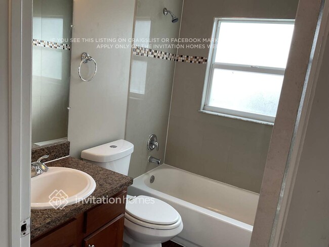 Building Photo - 2401 Driftwood Dr