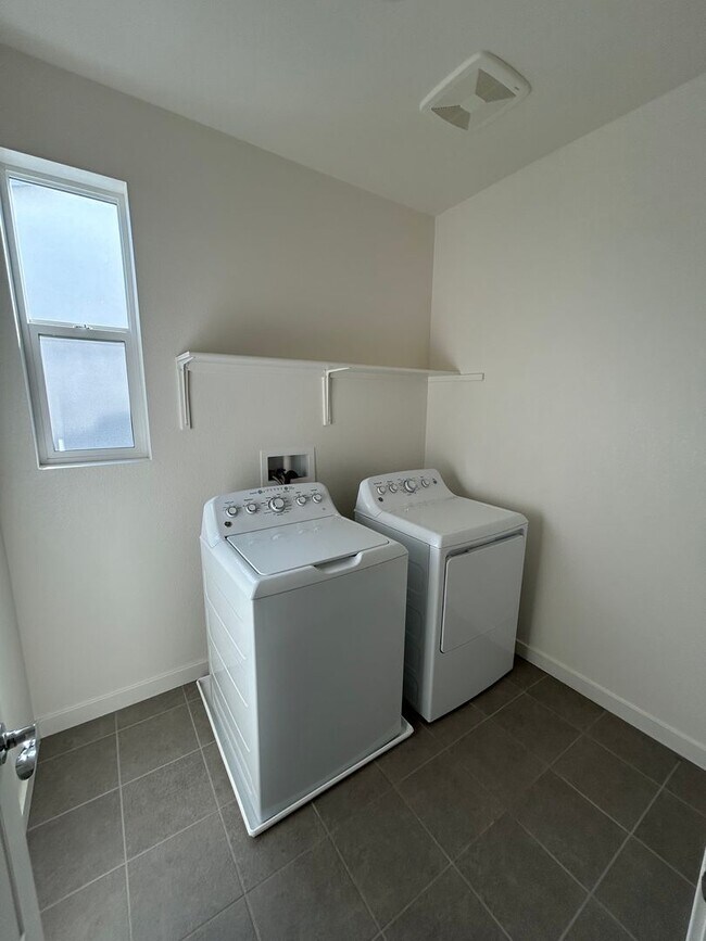 Building Photo - PET FRIENDLY