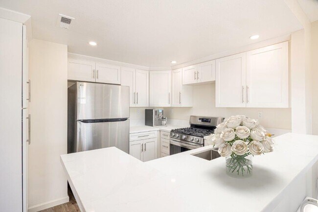 Building Photo - 2369 Ravenwood Dr