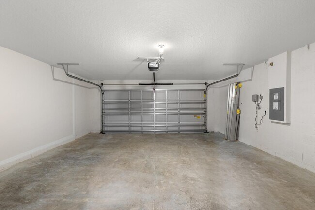 Building Photo - Spacious 5 Bedroom in Parrish!