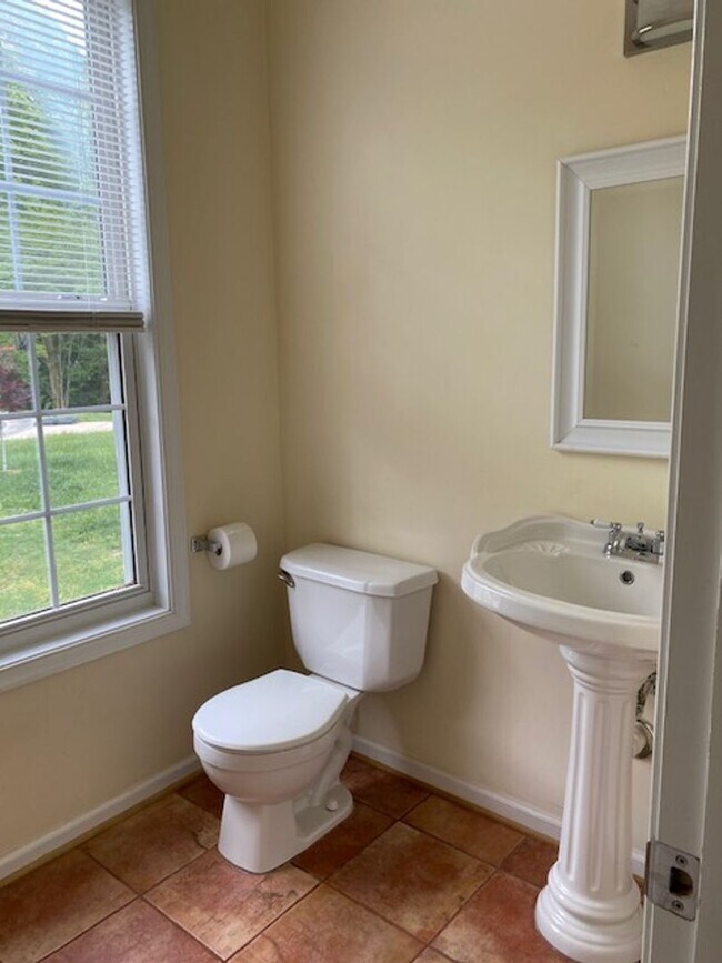 Building Photo - Available NOW in the Villages of Westminster in Williamsburg!
