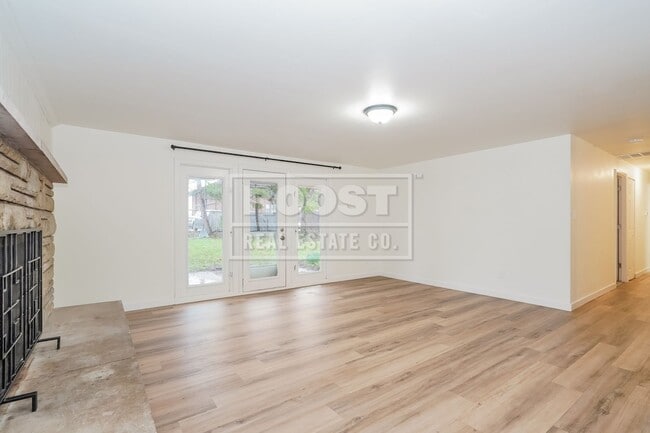 Building Photo - 4 Bed 2 Bath Home Available in Reynoldsburg!