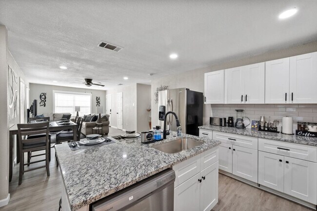 Building Photo - 826 Dalworth St