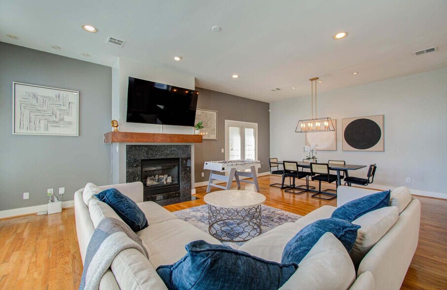 Building Photo - 5336 Darling St