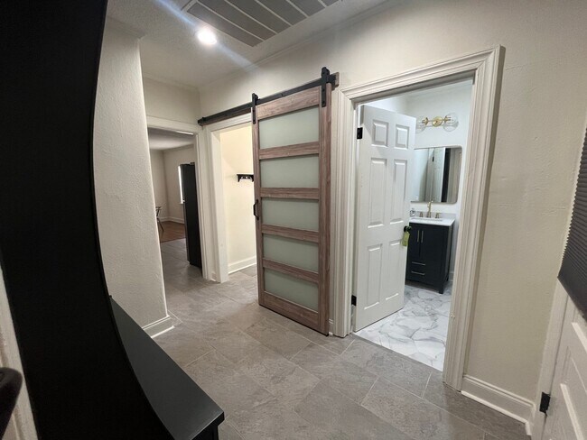 Building Photo - 2 minutes away from Rhodes College! Beautifully Renovated! Pets are owner's approval, fees do apply.