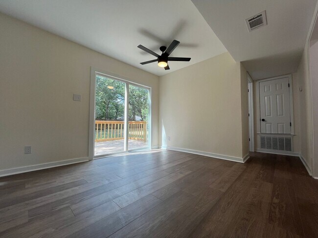 Building Photo - JUST RENOVATED 4/2.5 IN GREAT LEANDER LOCA...