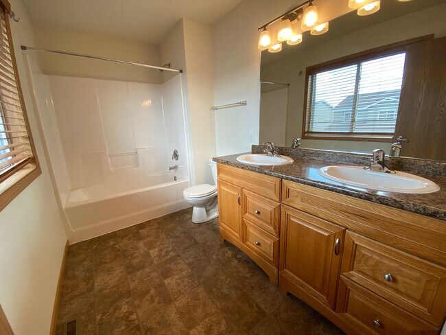 Building Photo - Spacious 4 Bedroom Townhome in Great Neigh...