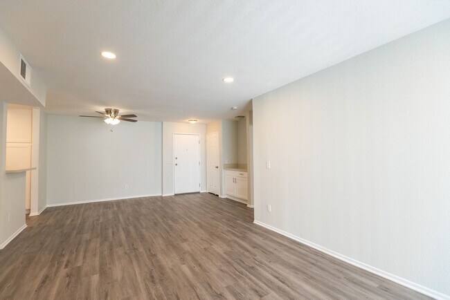 Interior Photo - 4532 Murietta Ave