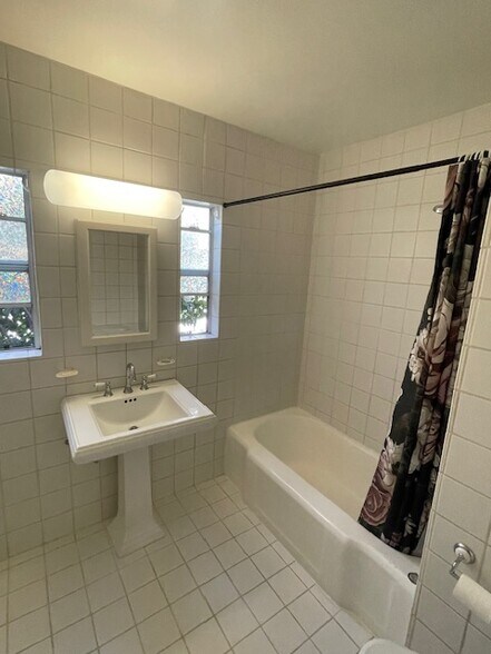 Building Photo - 808 N Valley St