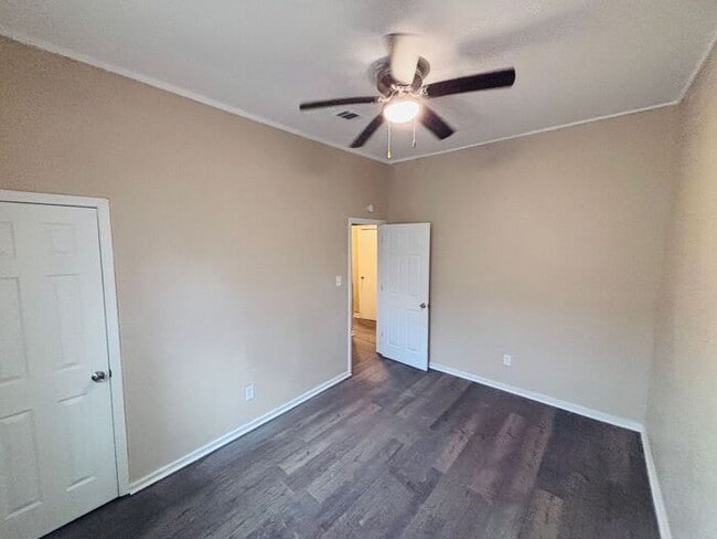 Building Photo - Charming 4-Bedroom Home in a Convenient Lo...