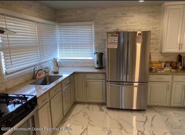 Building Photo - 975 Norwood Ave