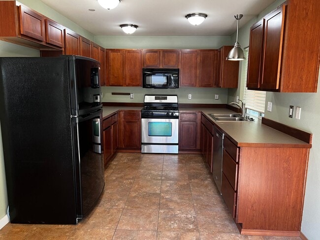 Building Photo - 3 Bedroom 2.5 Bath DuPont Home for Rent