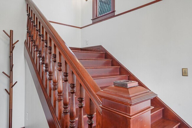 Building Photo - Fully furnished 5-bed, 3.5 bath home in hi...