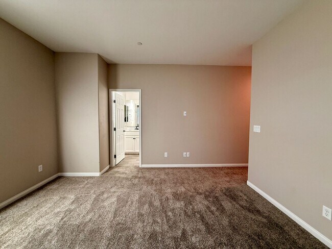 Building Photo - 3 BED 2.5 BATH 2 CAR GARAGE MODERN TOWNHOM...