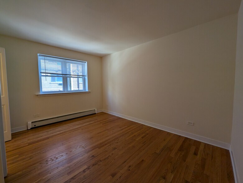 Building Photo - 643 W Wrightwood Ave