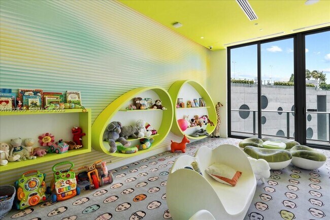 Building Photo - 501 NE 31st St