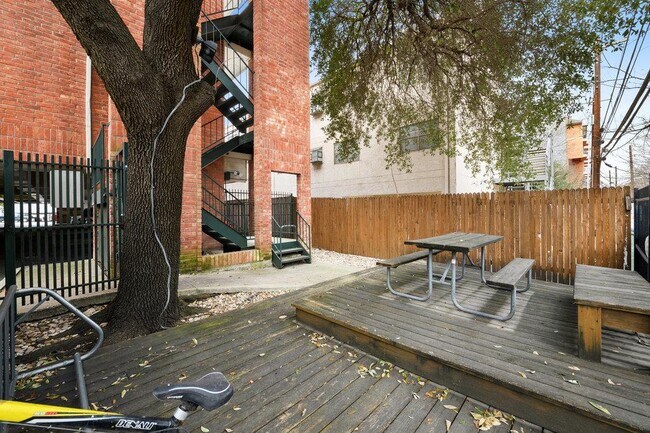 Building Photo - 2811 Rio Grande St