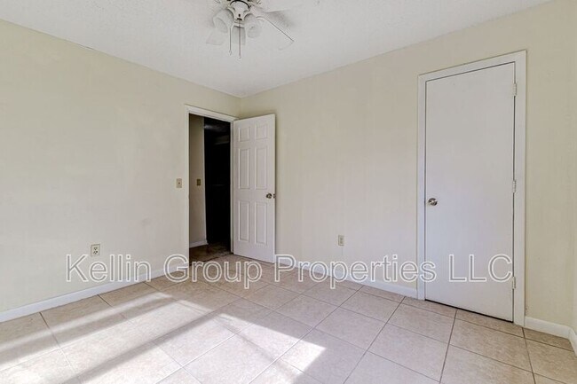 Building Photo - 860 Fox Lake Dr