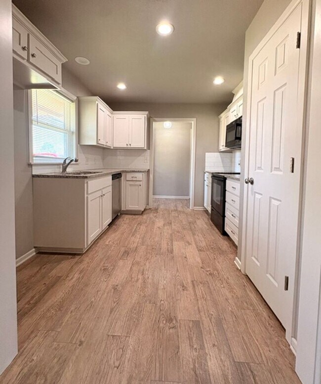 Building Photo - Well maintained house in great neighborhood!! Available Now!