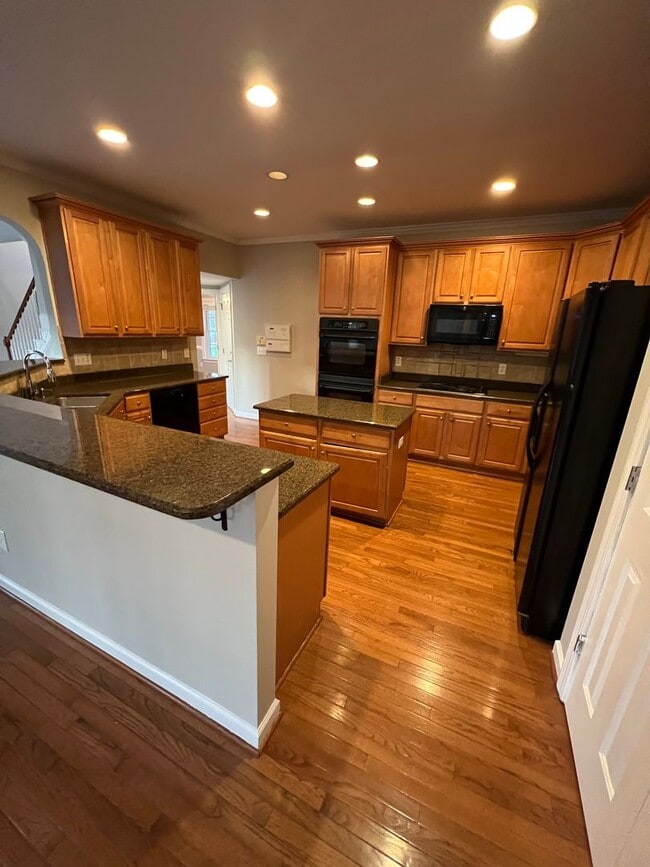 Building Photo - Beautiful 5 bedroom Executive Home In Wakefield