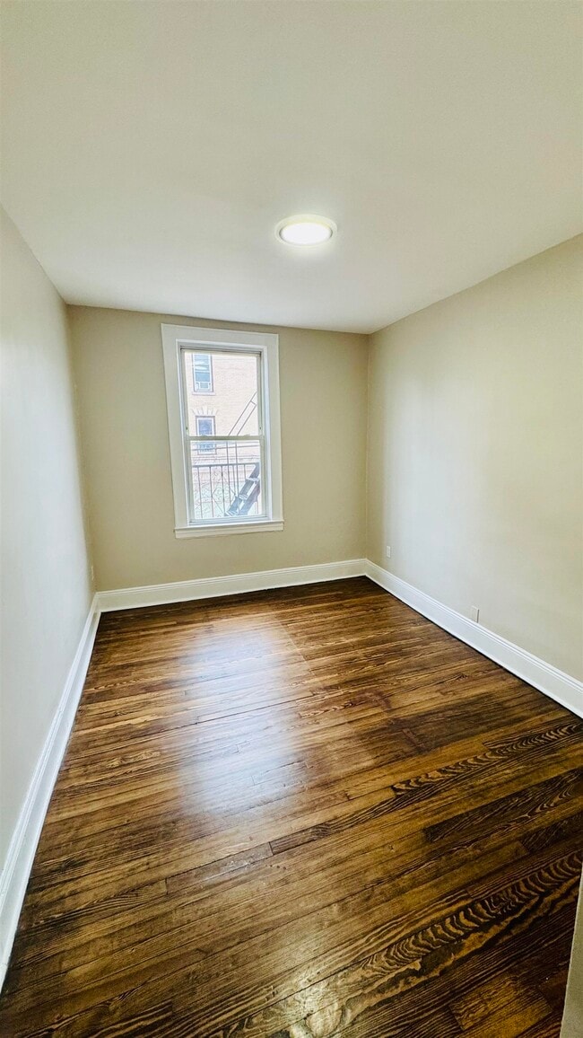 Building Photo - 682 Summit Ave