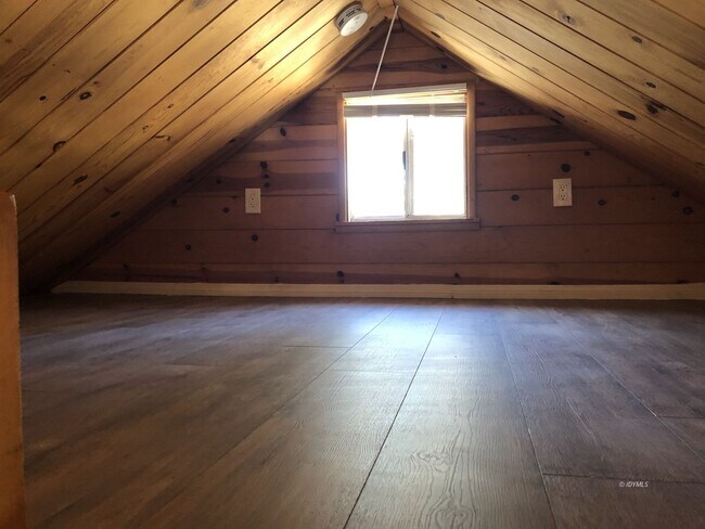Building Photo - Loft Cabin Newly Remodeled