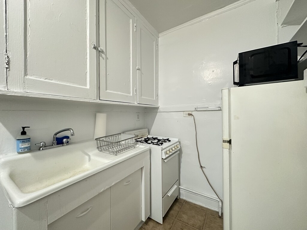 Building Photo - 3310 W Schubert Ave