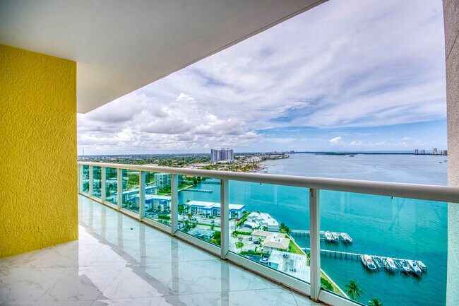 Building Photo - 2650 Lake Shore Dr