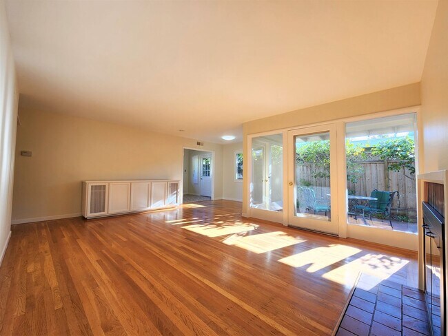 Building Photo - Charming three-bedroom, two-bath home in Midtown Palo Alto.
