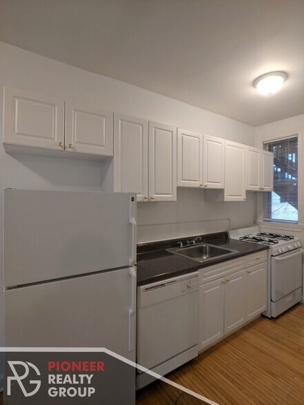 Building Photo - 634 W Barry Ave