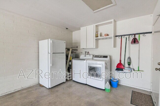 Building Photo - 2064 S Farnsworth Dr