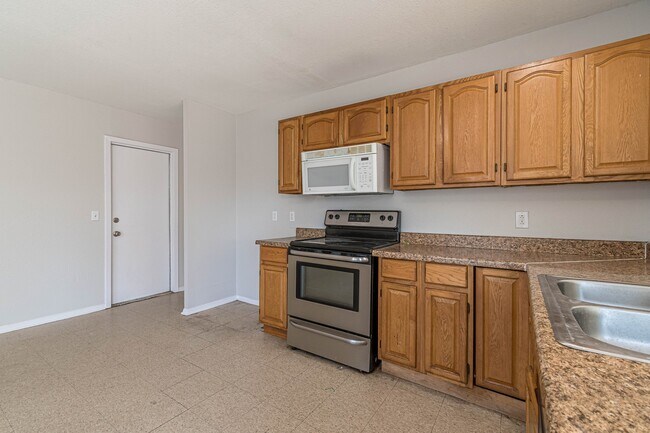 Building Photo - 9518 Millbrook Dr