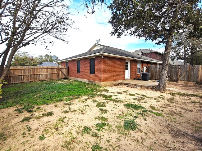 Building Photo - 2126 Hidden Hollow Cir