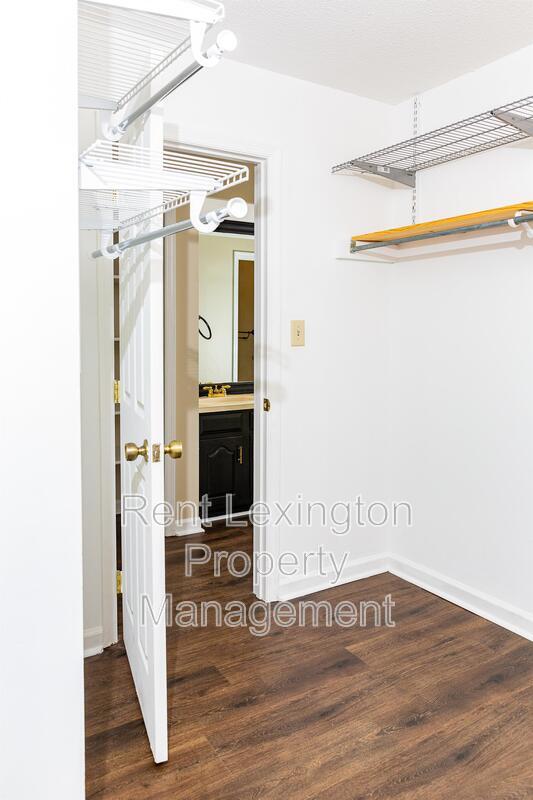Building Photo - 4661 Saron Dr