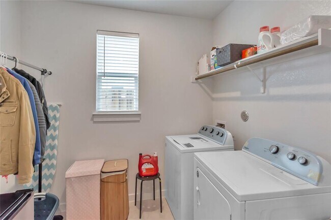 Building Photo - 563 Saturnia Dr