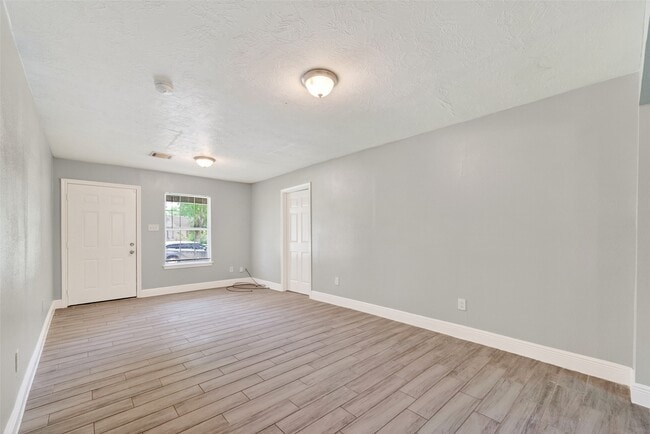 Building Photo - 3031 Groton Dr