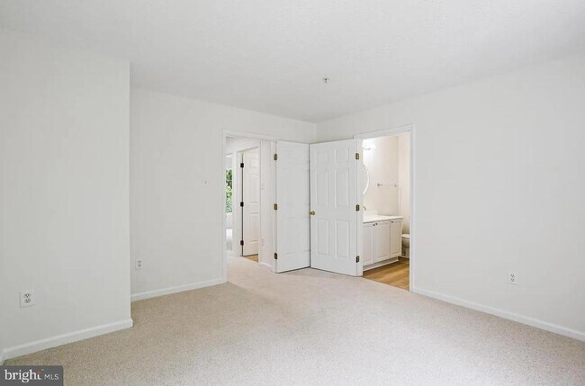 Building Photo - 15 Silver Birch Ct
