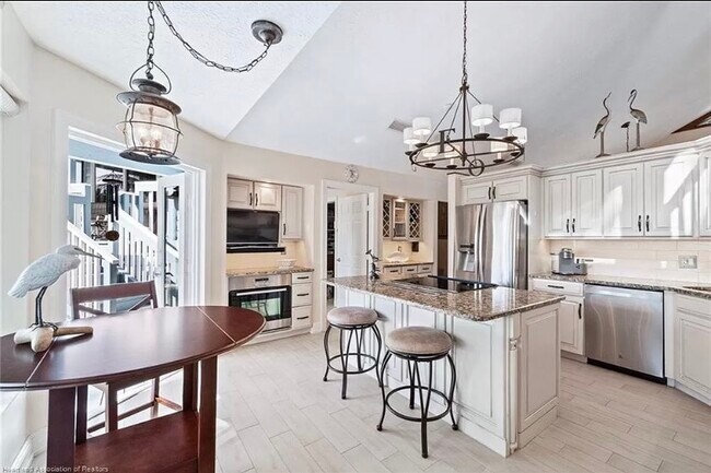 Building Photo - 4150 SE Whiticar Way